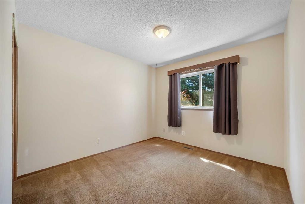 124 Macewan Drive Nw, Calgary, AB - Indoor Photo Showing Other Room