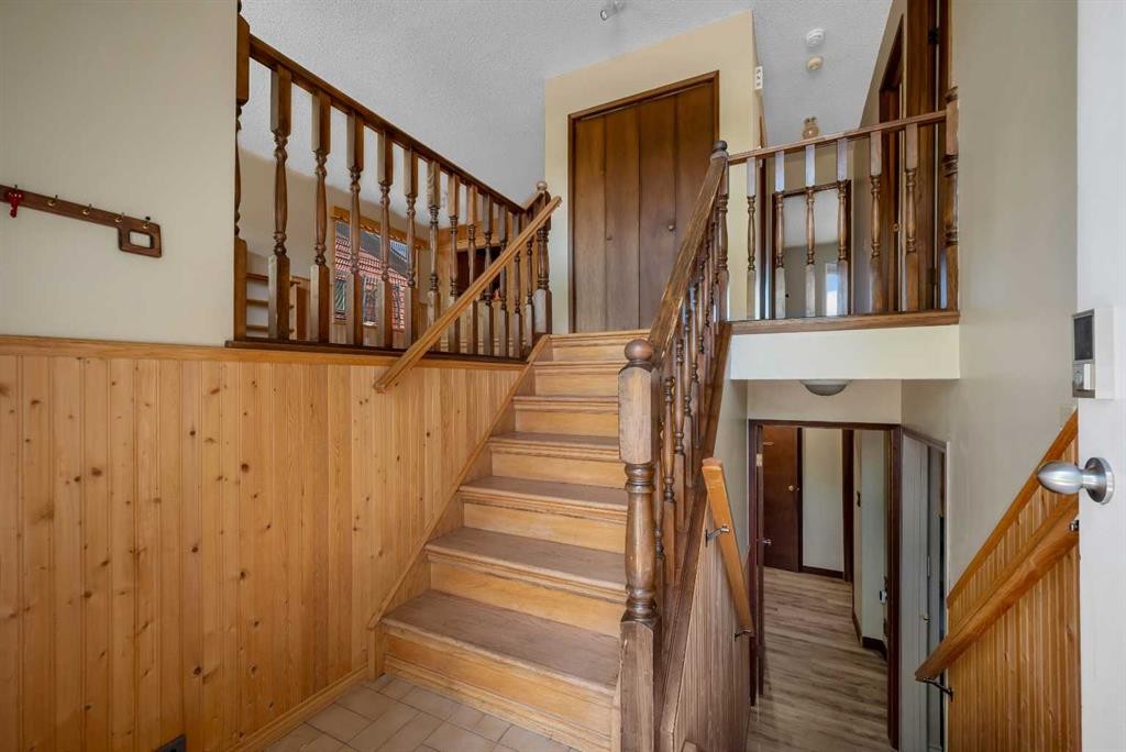 124 Macewan Drive Nw, Calgary, AB - Indoor Photo Showing Other Room
