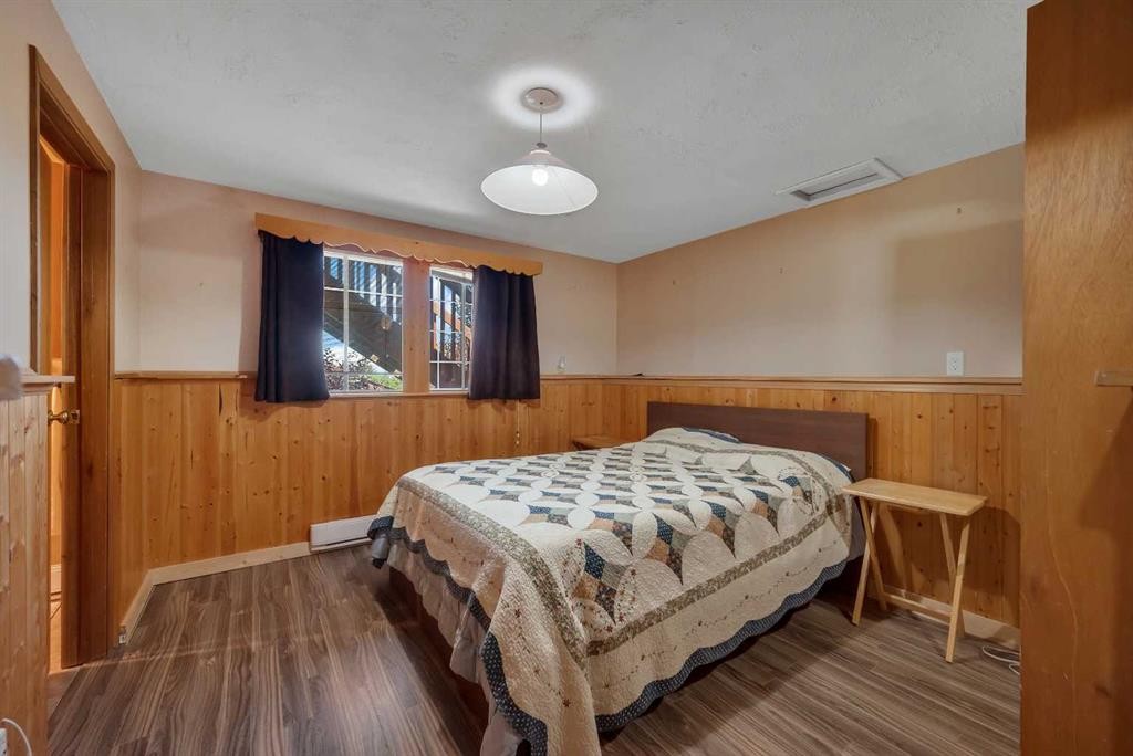124 Macewan Drive Nw, Calgary, AB - Indoor Photo Showing Bedroom