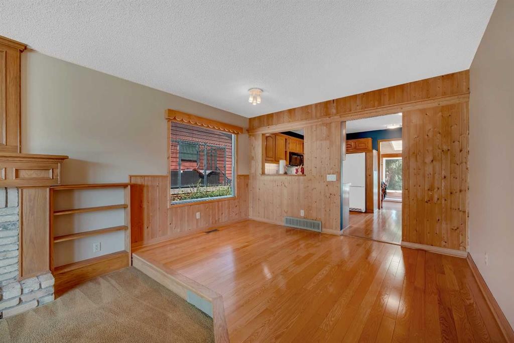 124 Macewan Drive Nw, Calgary, AB - Indoor Photo Showing Other Room