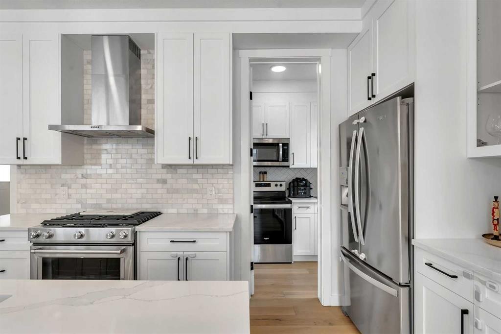 202 Kinniburgh Crescent, Chestermere, AB - Indoor Photo Showing Kitchen With Upgraded Kitchen