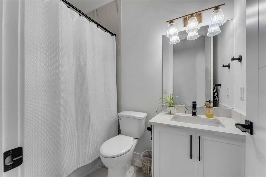 202 Kinniburgh Crescent, Chestermere, AB - Indoor Photo Showing Bathroom