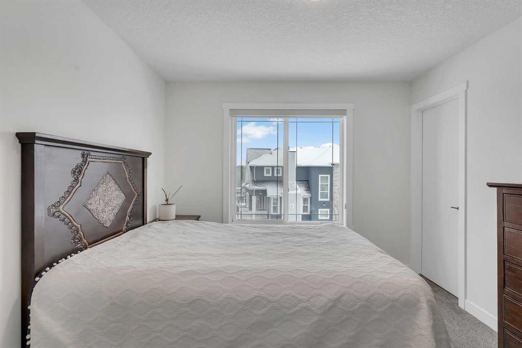 202 Kinniburgh Crescent, Chestermere, AB - Indoor Photo Showing Bedroom