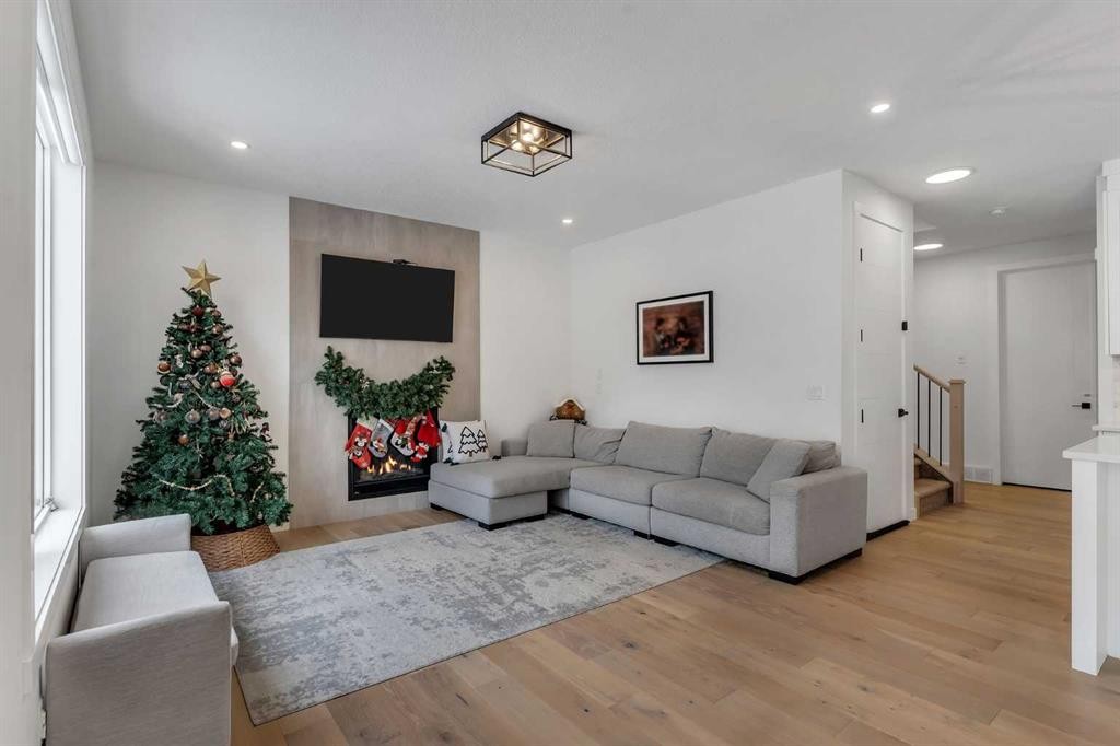 202 Kinniburgh Crescent, Chestermere, AB - Indoor Photo Showing Living Room