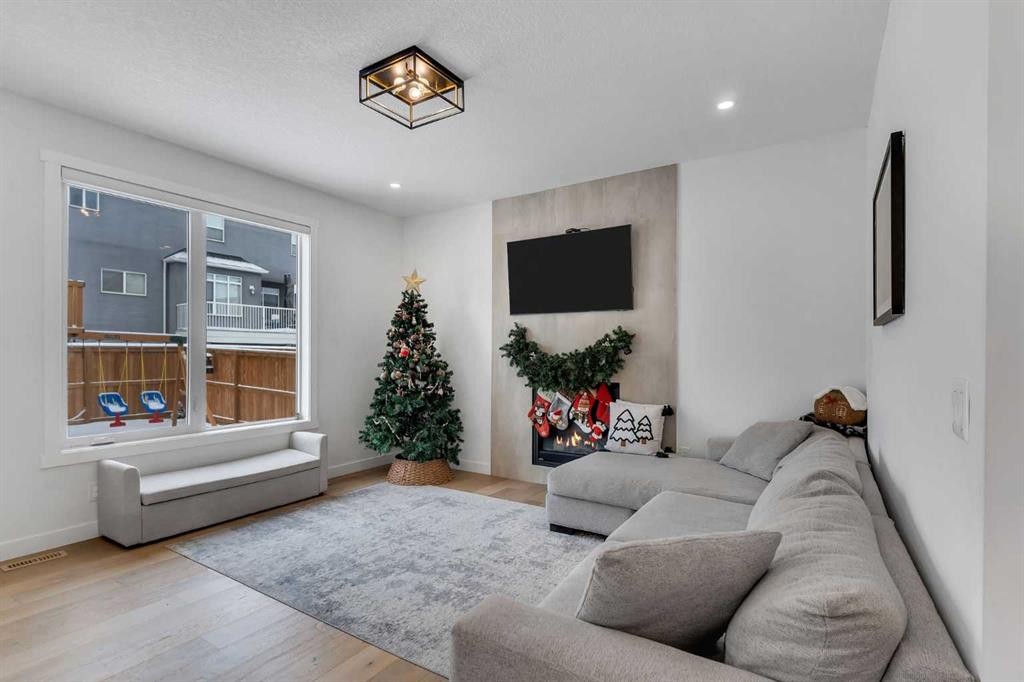 202 Kinniburgh Crescent, Chestermere, AB - Indoor Photo Showing Living Room