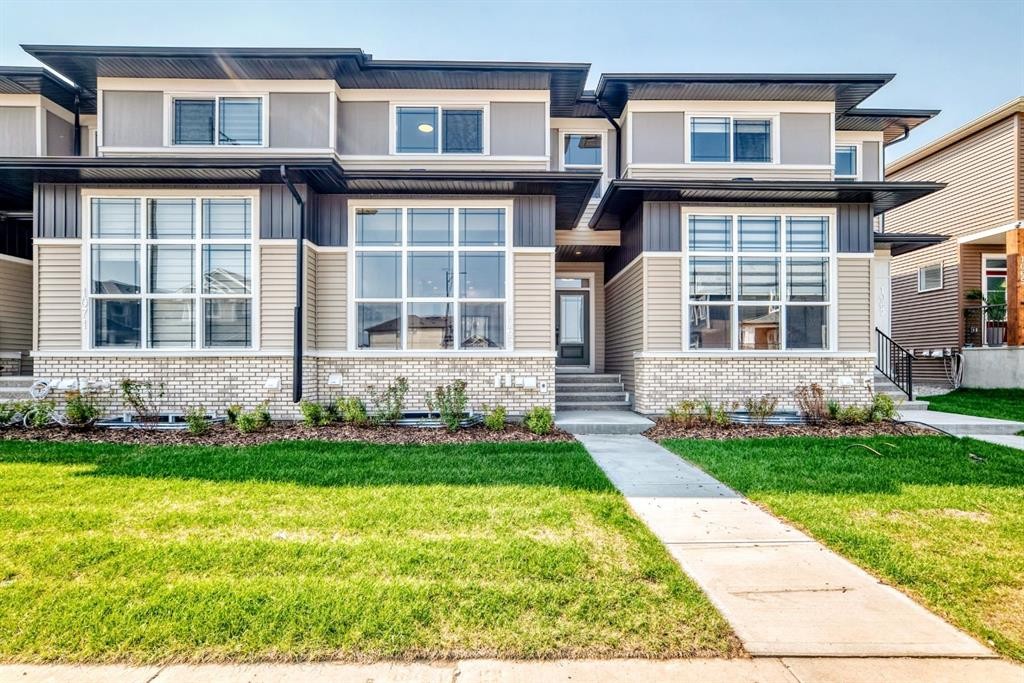 1069 Bayview Crescent Sw, Airdrie, AB - Outdoor With Facade