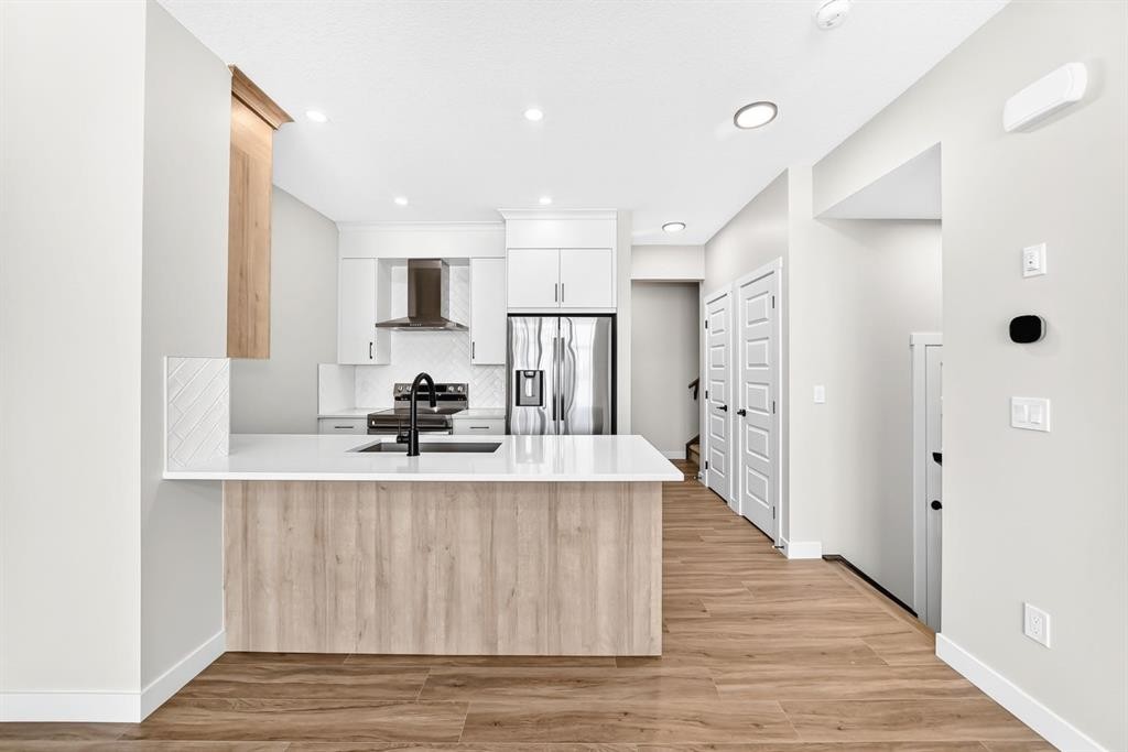 1069 Bayview Crescent Sw, Airdrie, AB - Indoor Photo Showing Kitchen