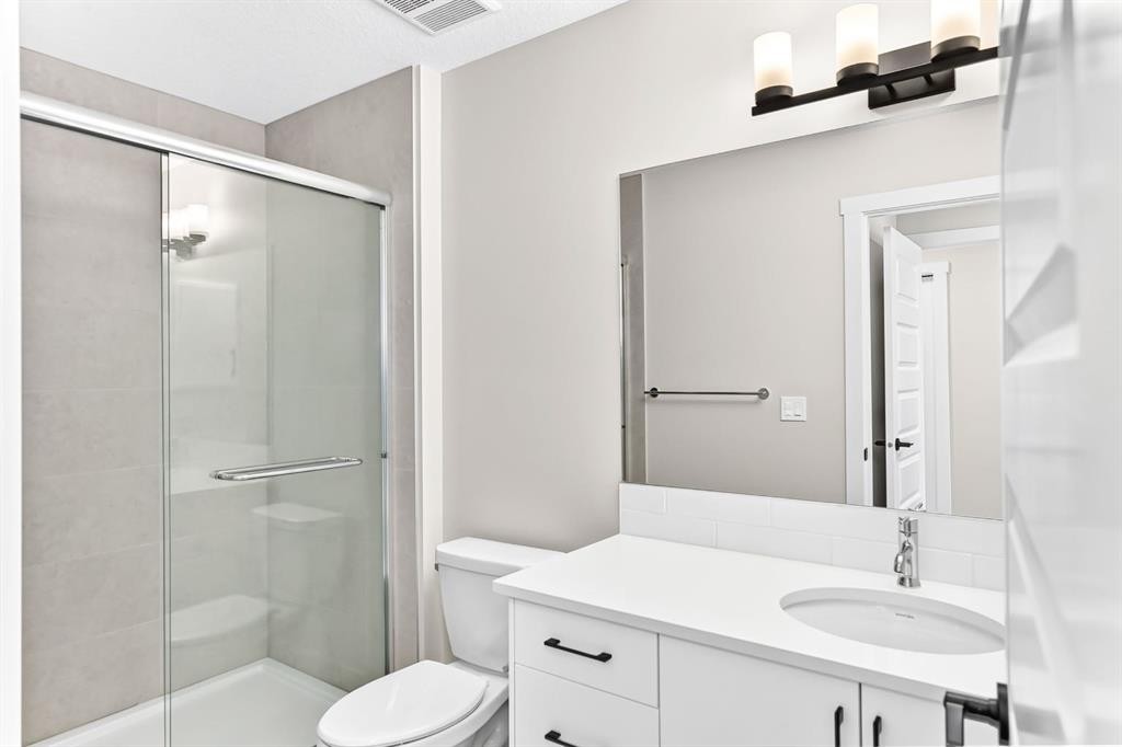 1069 Bayview Crescent Sw, Airdrie, AB - Indoor Photo Showing Bathroom