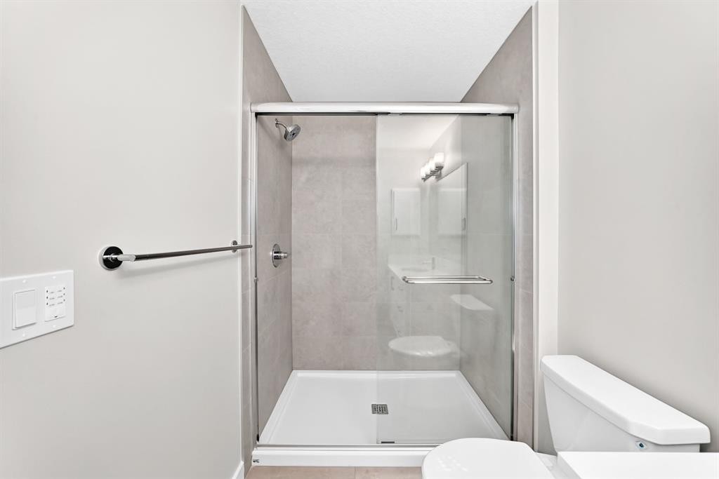 1069 Bayview Crescent Sw, Airdrie, AB - Indoor Photo Showing Bathroom