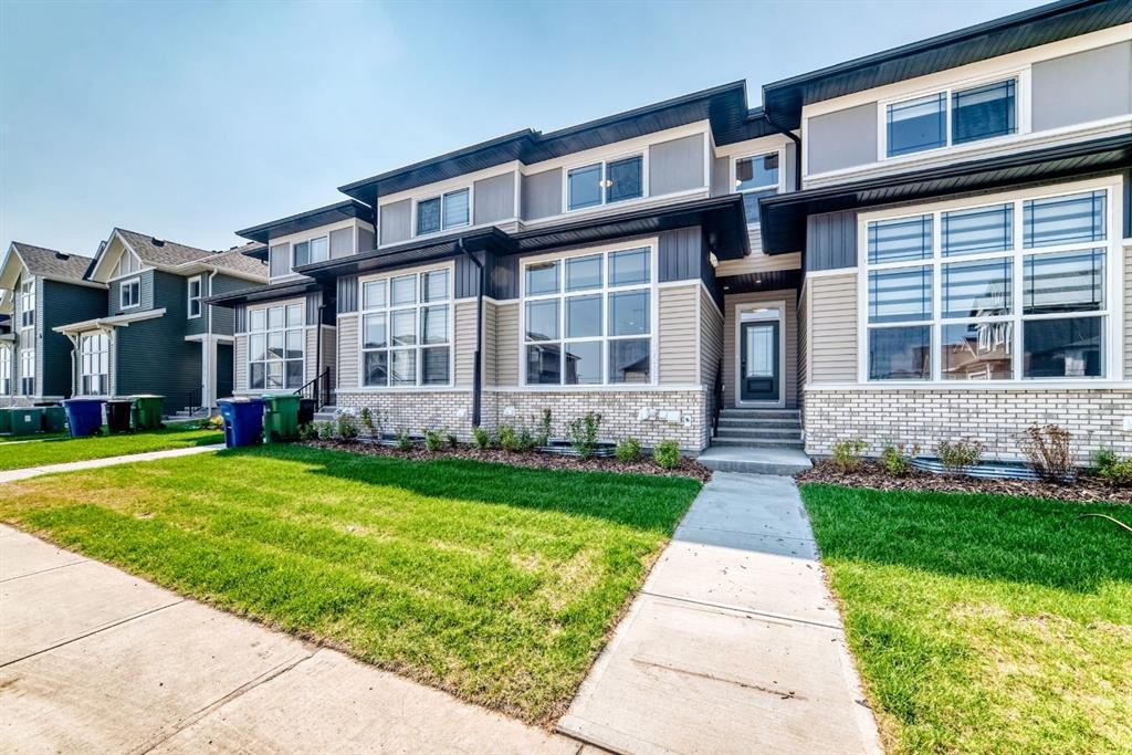 1069 Bayview Crescent Sw, Airdrie, AB - Outdoor With Facade