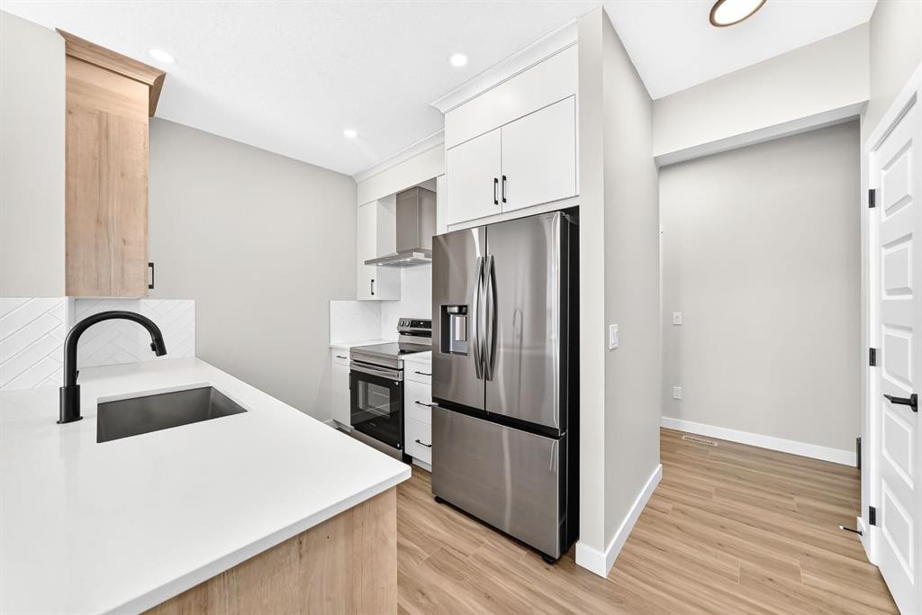 1069 Bayview Crescent Sw, Airdrie, AB - Indoor Photo Showing Kitchen