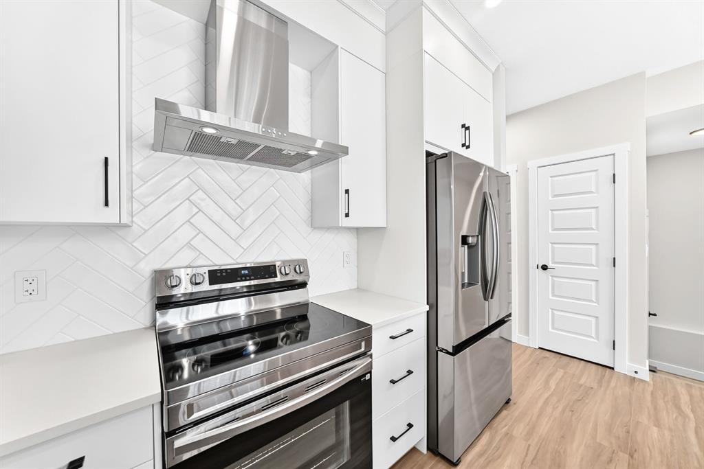 1069 Bayview Crescent Sw, Airdrie, AB - Indoor Photo Showing Kitchen With Stainless Steel Kitchen
