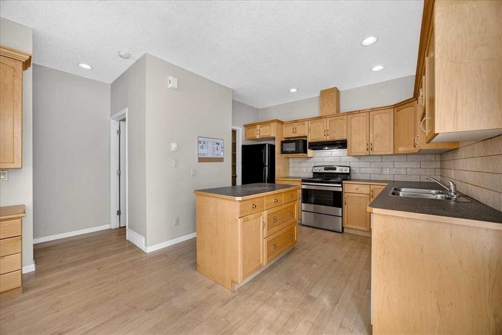 262 21 Avenue Ne, Calgary, AB - Indoor Photo Showing Kitchen With Double Sink