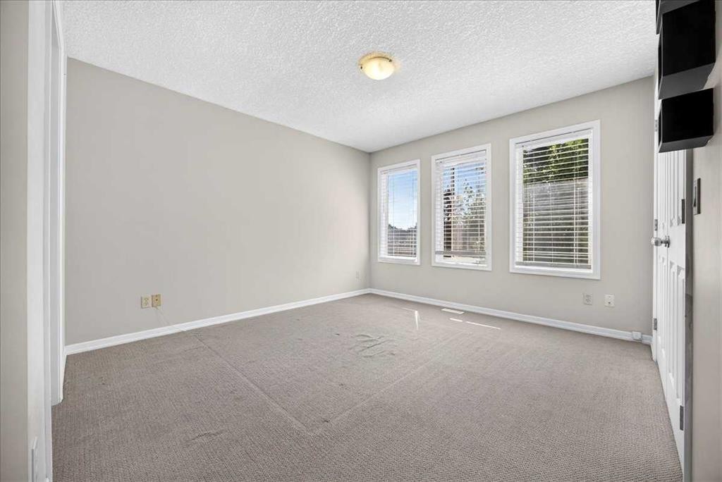 262 21 Avenue Ne, Calgary, AB - Indoor Photo Showing Other Room