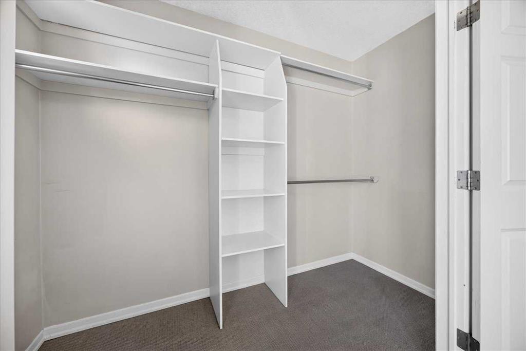 262 21 Avenue Ne, Calgary, AB - Indoor