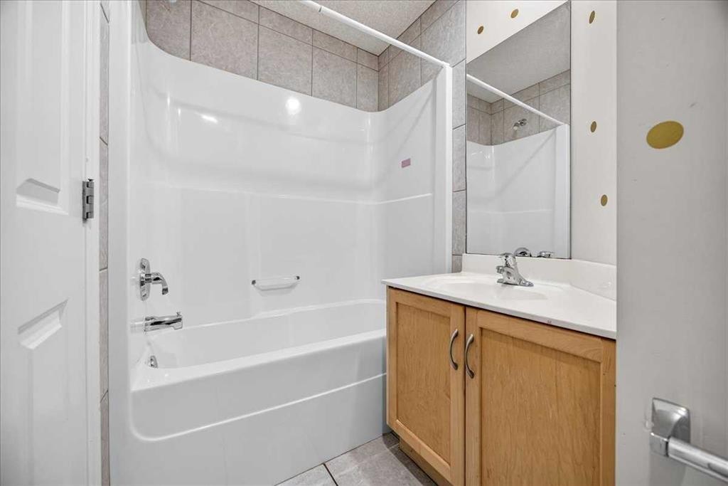262 21 Avenue Ne, Calgary, AB - Indoor Photo Showing Bathroom