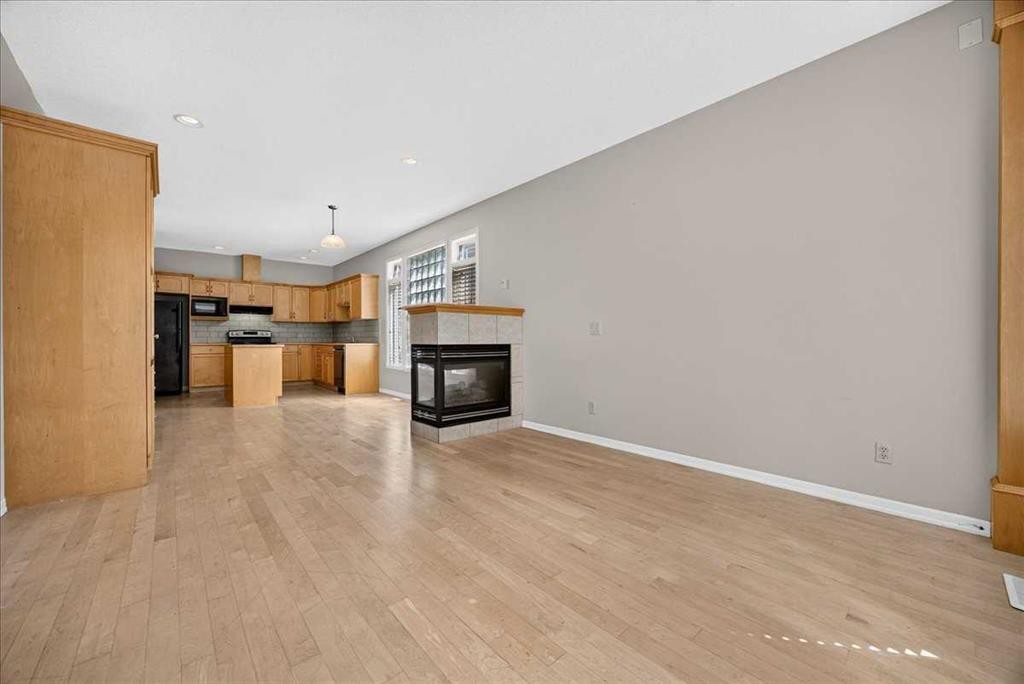262 21 Avenue Ne, Calgary, AB - Indoor With Fireplace