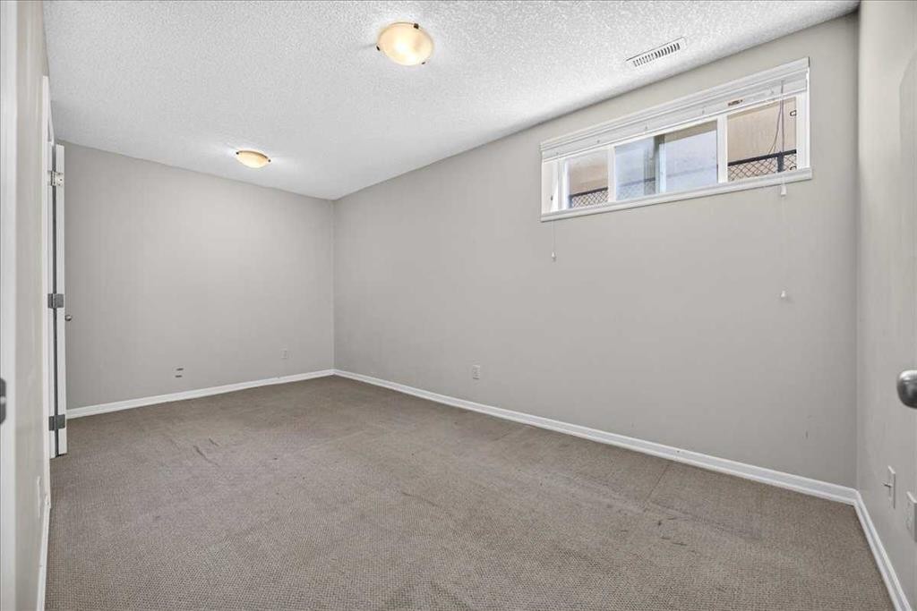 262 21 Avenue Ne, Calgary, AB - Indoor Photo Showing Other Room