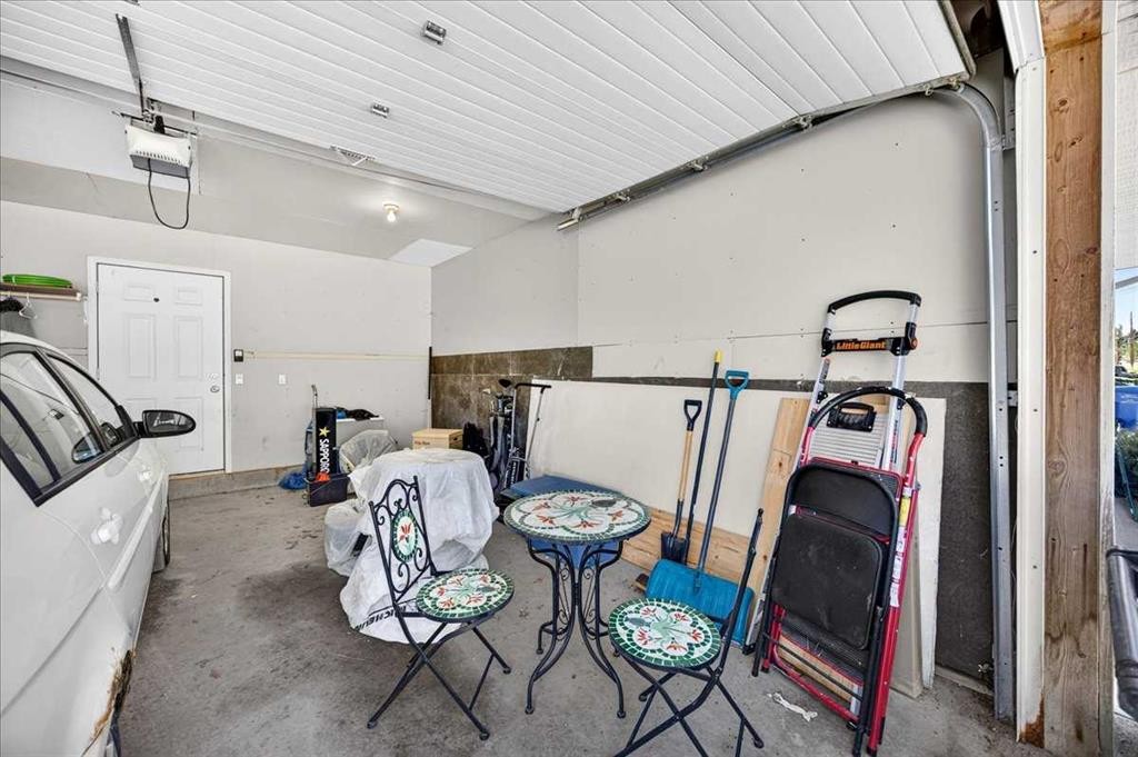 262 21 Avenue Ne, Calgary, AB - Indoor