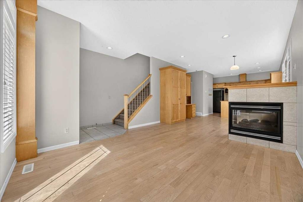 262 21 Avenue Ne, Calgary, AB - Indoor Photo Showing Living Room With Fireplace