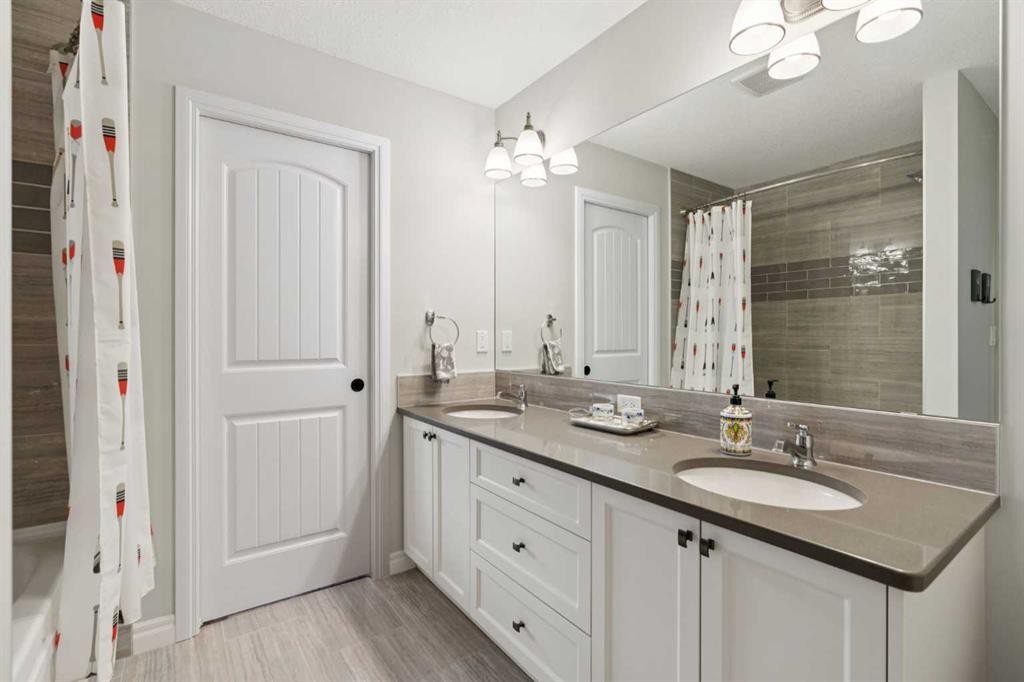14 Riviera View, Cochrane, AB - Indoor Photo Showing Bathroom