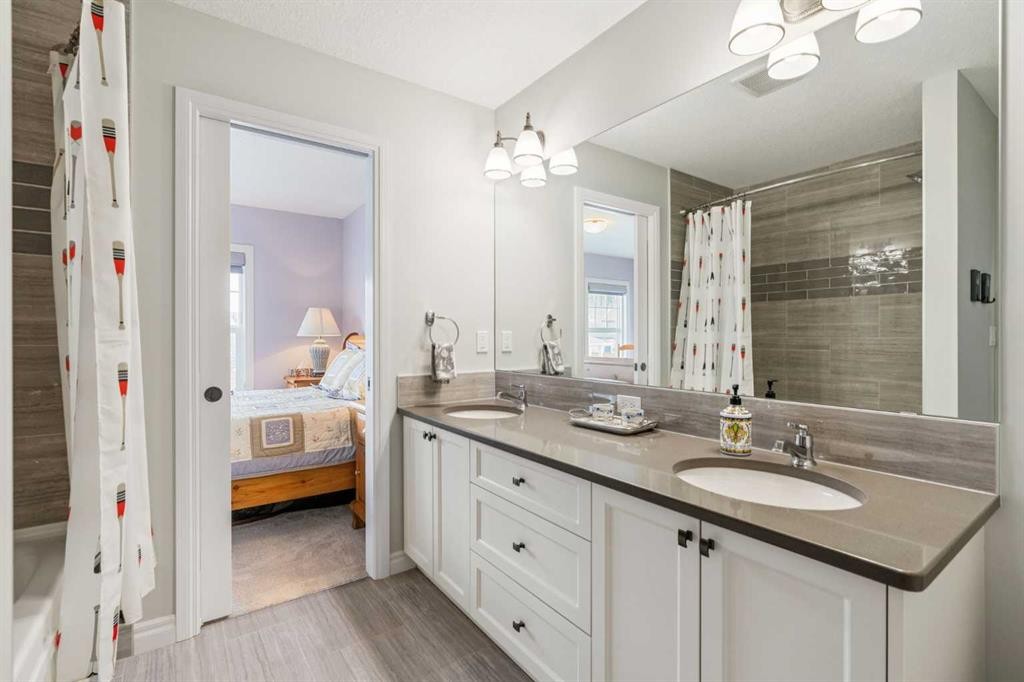 14 Riviera View, Cochrane, AB - Indoor Photo Showing Bathroom