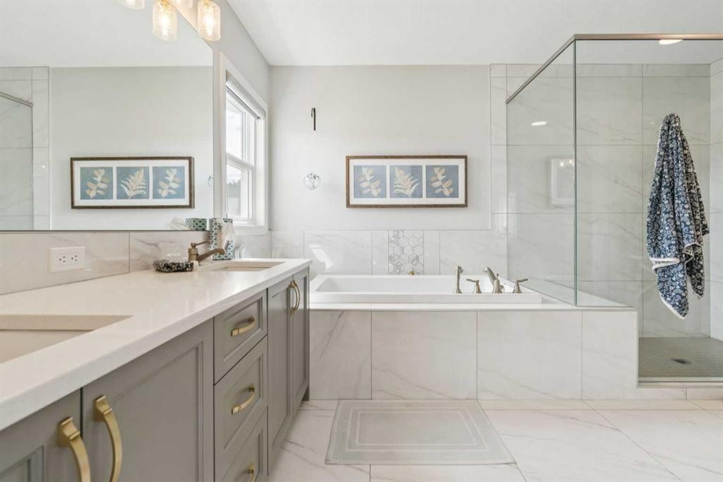14 Riviera View, Cochrane, AB - Indoor Photo Showing Bathroom