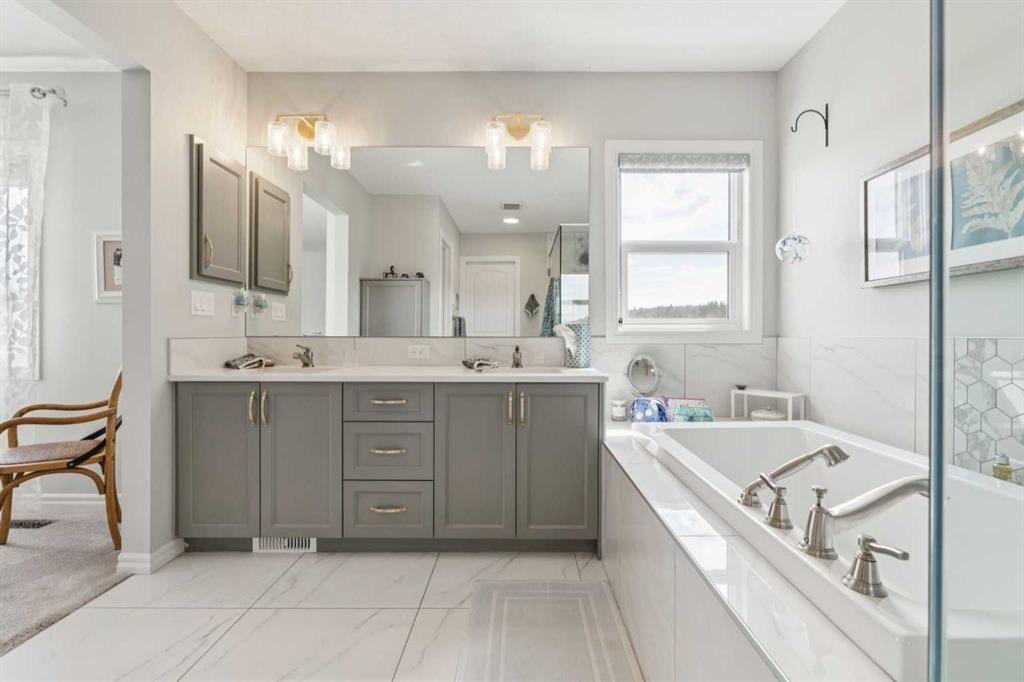 14 Riviera View, Cochrane, AB - Indoor Photo Showing Bathroom