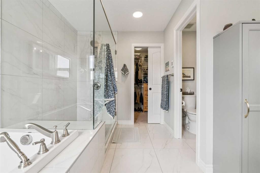 14 Riviera View, Cochrane, AB - Indoor Photo Showing Bathroom