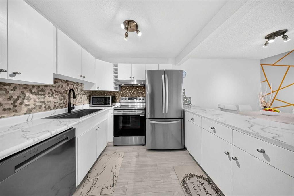 711-200 Brookpark Drive Sw, Calgary, AB - Indoor Photo Showing Kitchen