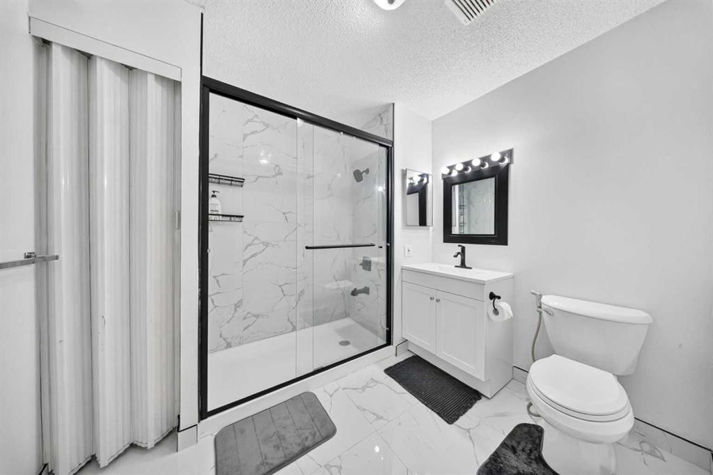 711-200 Brookpark Drive Sw, Calgary, AB - Indoor Photo Showing Bathroom