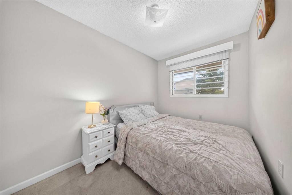 711-200 Brookpark Drive Sw, Calgary, AB - Indoor Photo Showing Bedroom