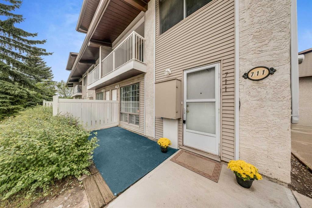 711-200 Brookpark Drive Sw, Calgary, AB - Outdoor