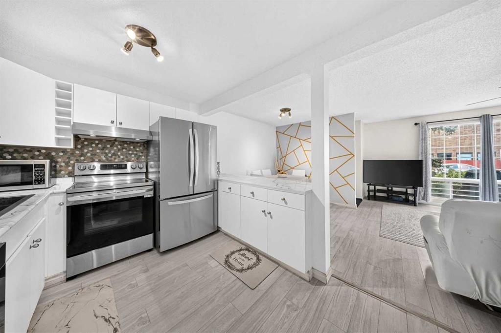 711-200 Brookpark Drive Sw, Calgary, AB - Indoor Photo Showing Kitchen