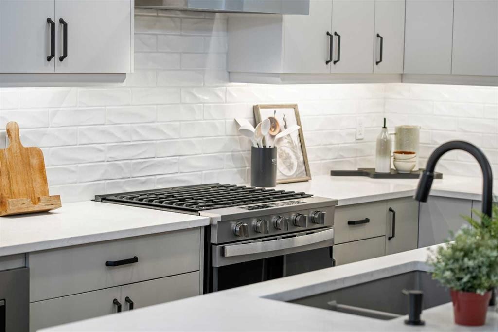 541 Bridgeport Street, Chestermere, AB - Indoor Photo Showing Kitchen With Upgraded Kitchen