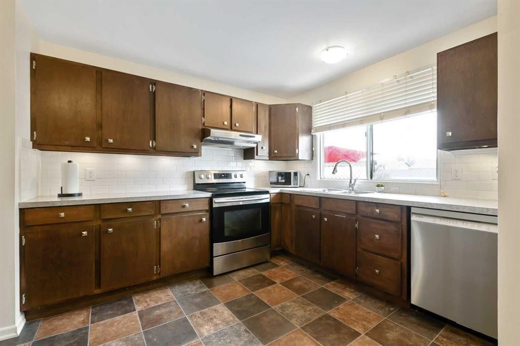 135 Manora Hill Ne, Calgary, AB - Indoor Photo Showing Kitchen