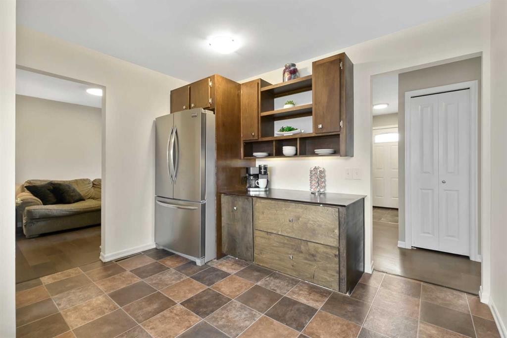 135 Manora Hill Ne, Calgary, AB - Indoor Photo Showing Kitchen