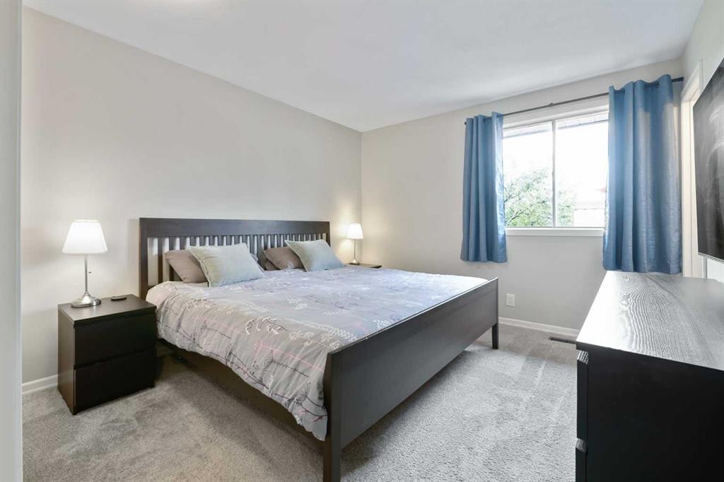 135 Manora Hill Ne, Calgary, AB - Indoor Photo Showing Bedroom