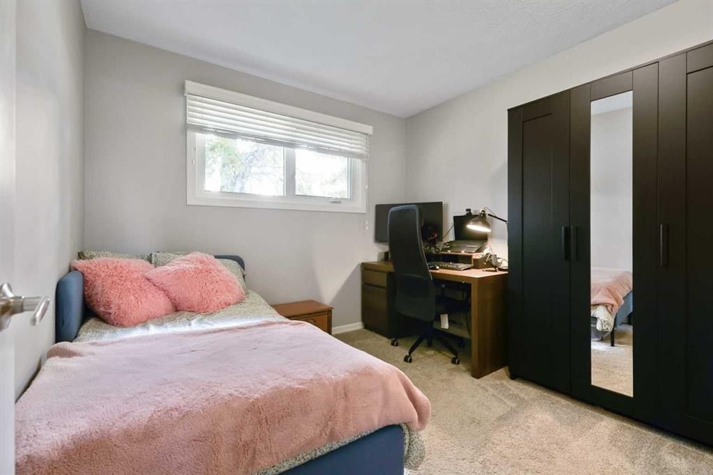 135 Manora Hill Ne, Calgary, AB - Indoor Photo Showing Bedroom