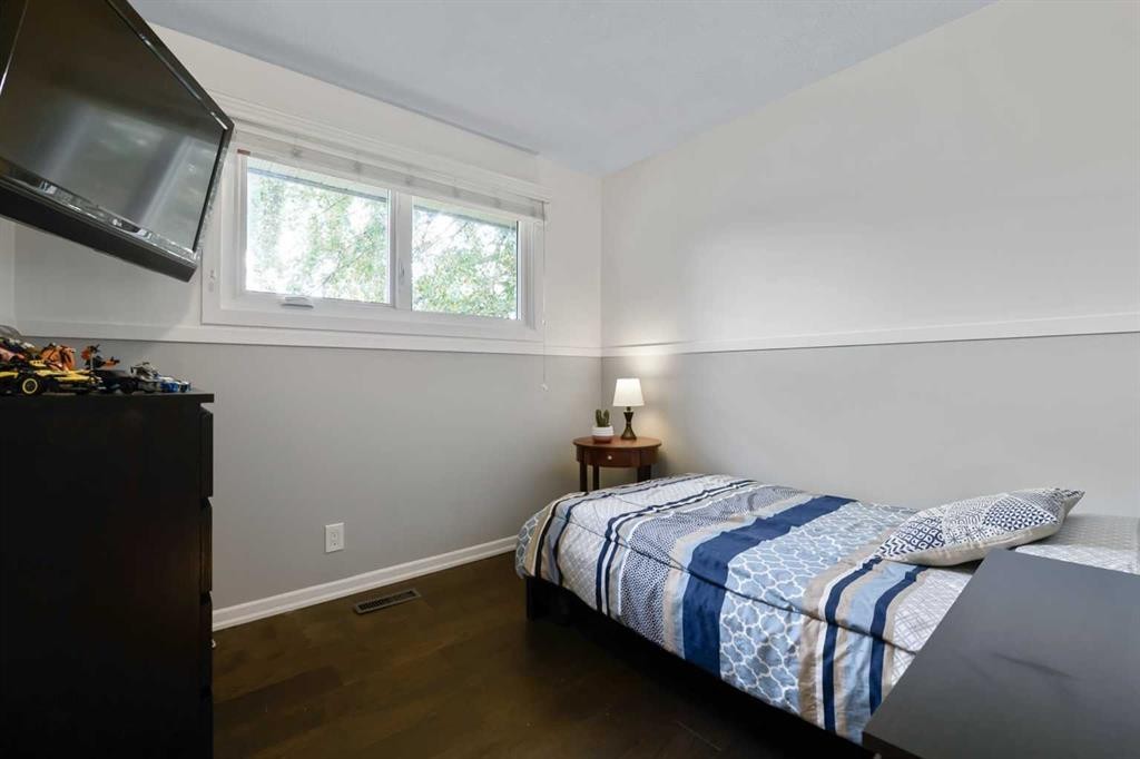 135 Manora Hill Ne, Calgary, AB - Indoor Photo Showing Bedroom