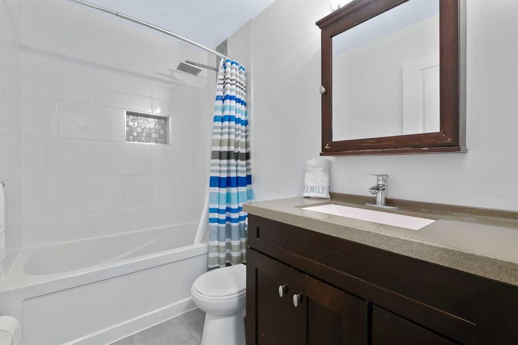 135 Manora Hill Ne, Calgary, AB - Indoor Photo Showing Bathroom