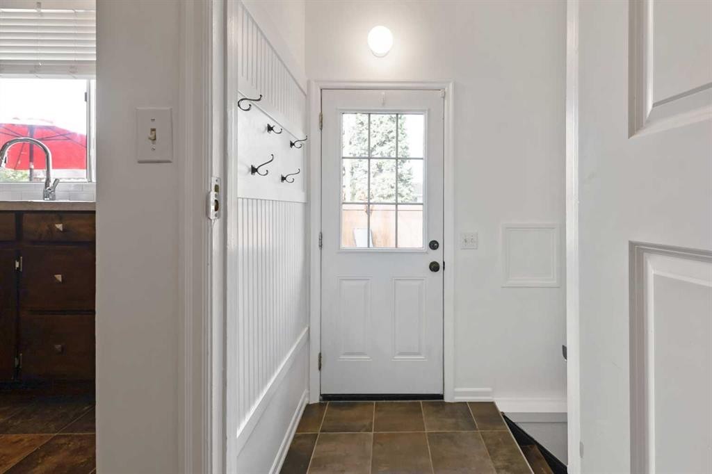 135 Manora Hill Ne, Calgary, AB - Indoor Photo Showing Other Room