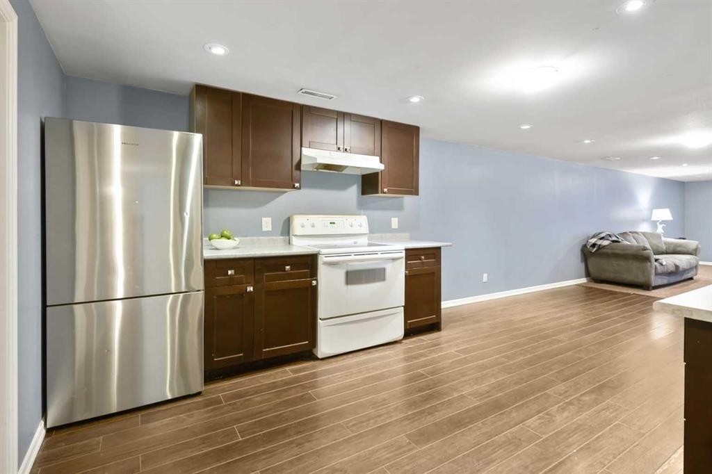 135 Manora Hill Ne, Calgary, AB - Indoor Photo Showing Kitchen