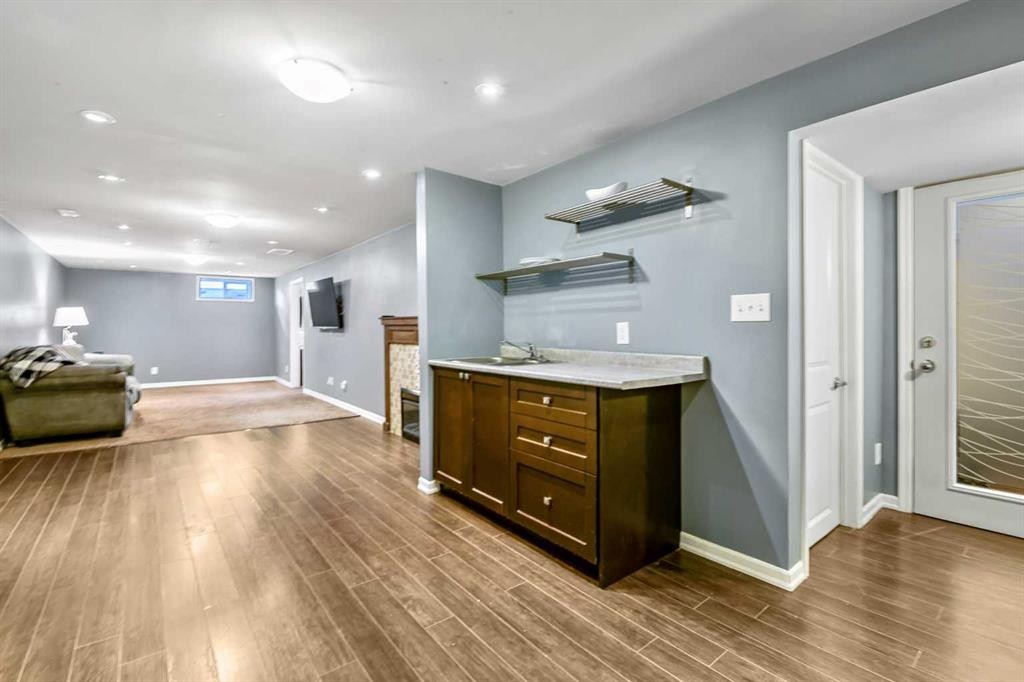 135 Manora Hill Ne, Calgary, AB - Indoor