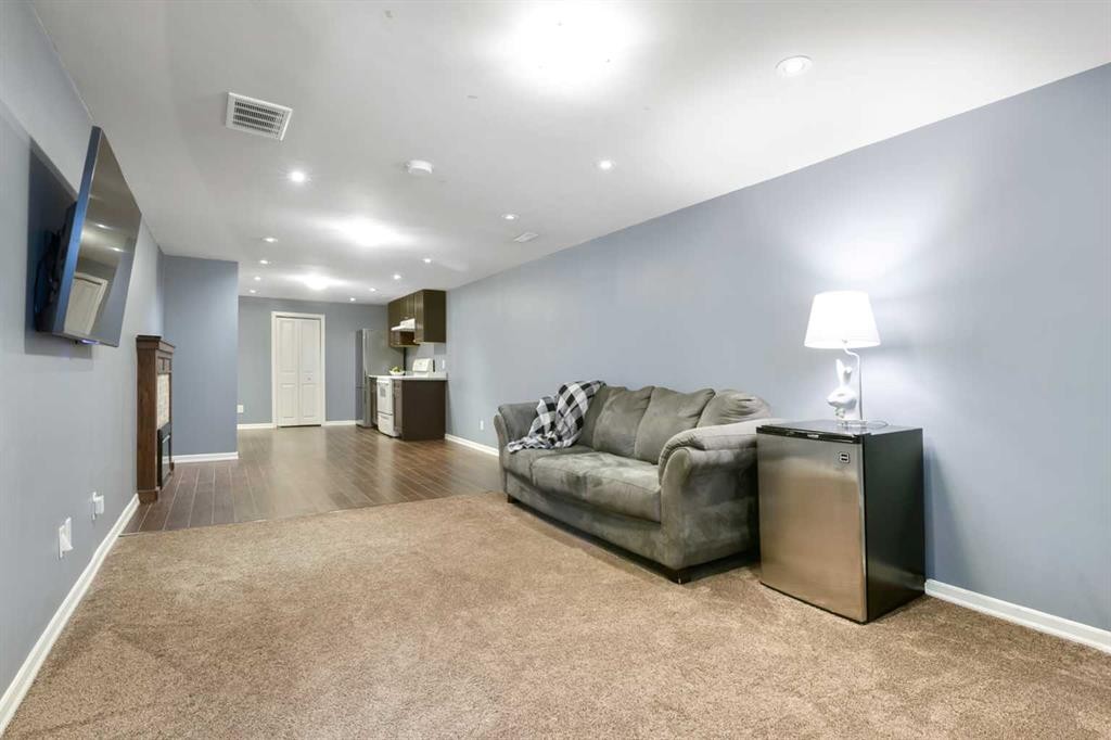 135 Manora Hill Ne, Calgary, AB - Indoor