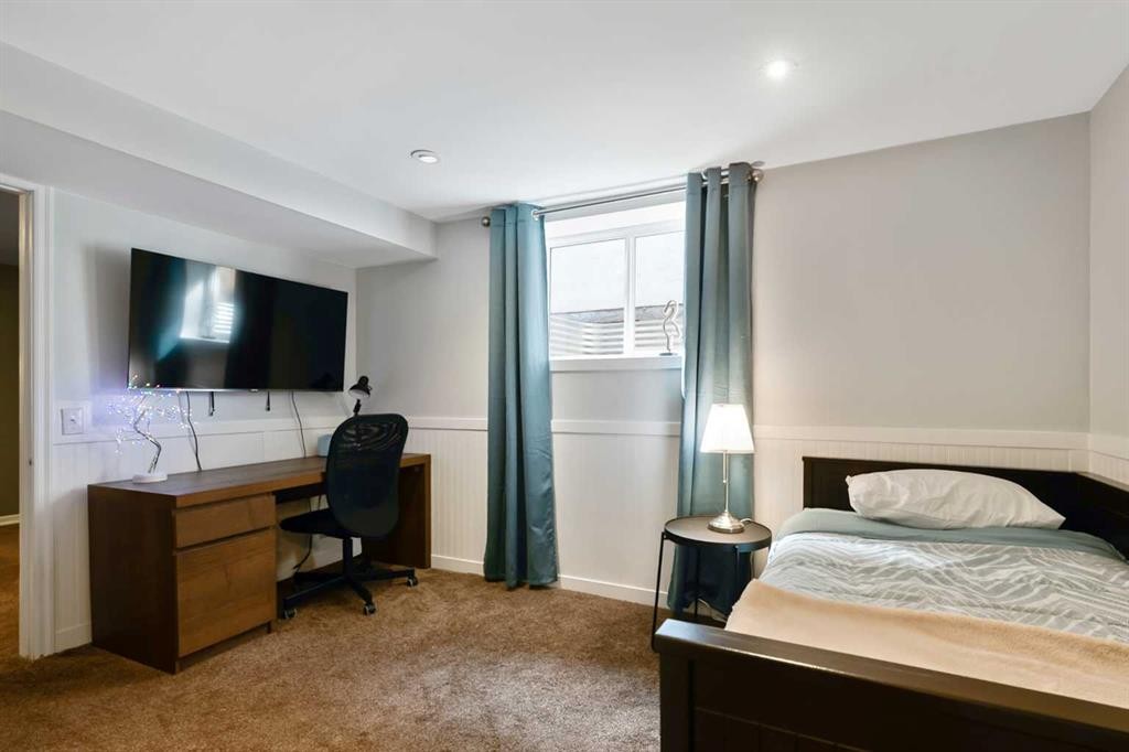 135 Manora Hill Ne, Calgary, AB - Indoor Photo Showing Bedroom