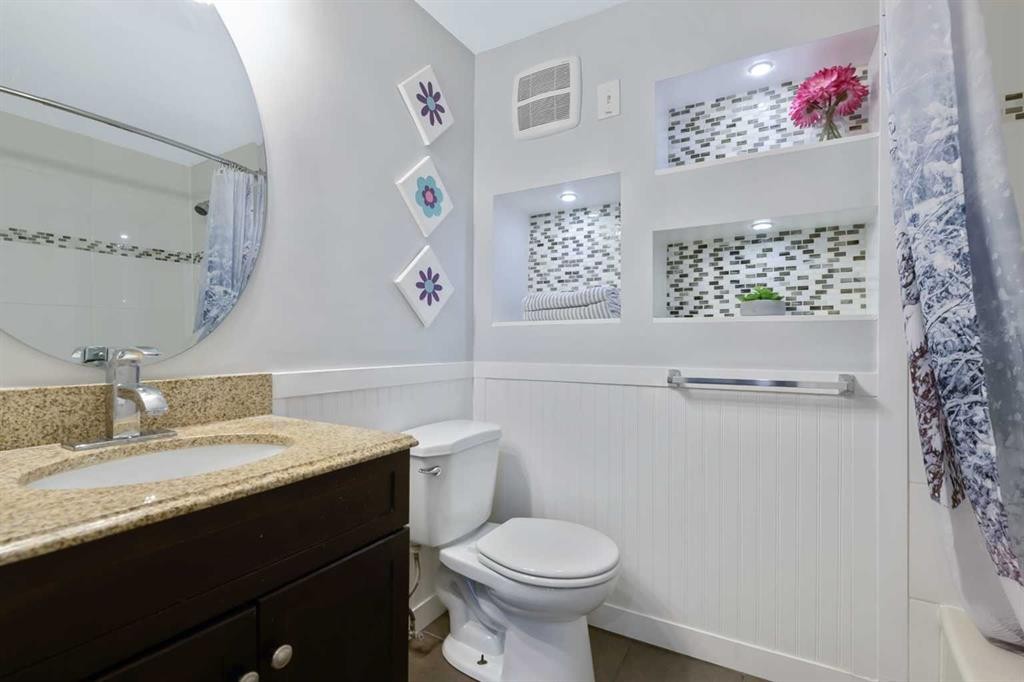 135 Manora Hill Ne, Calgary, AB - Indoor Photo Showing Bathroom