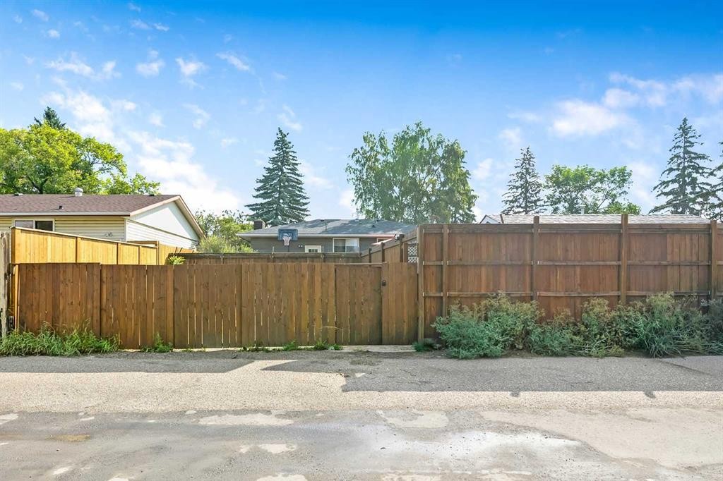 135 Manora Hill Ne, Calgary, AB - Outdoor