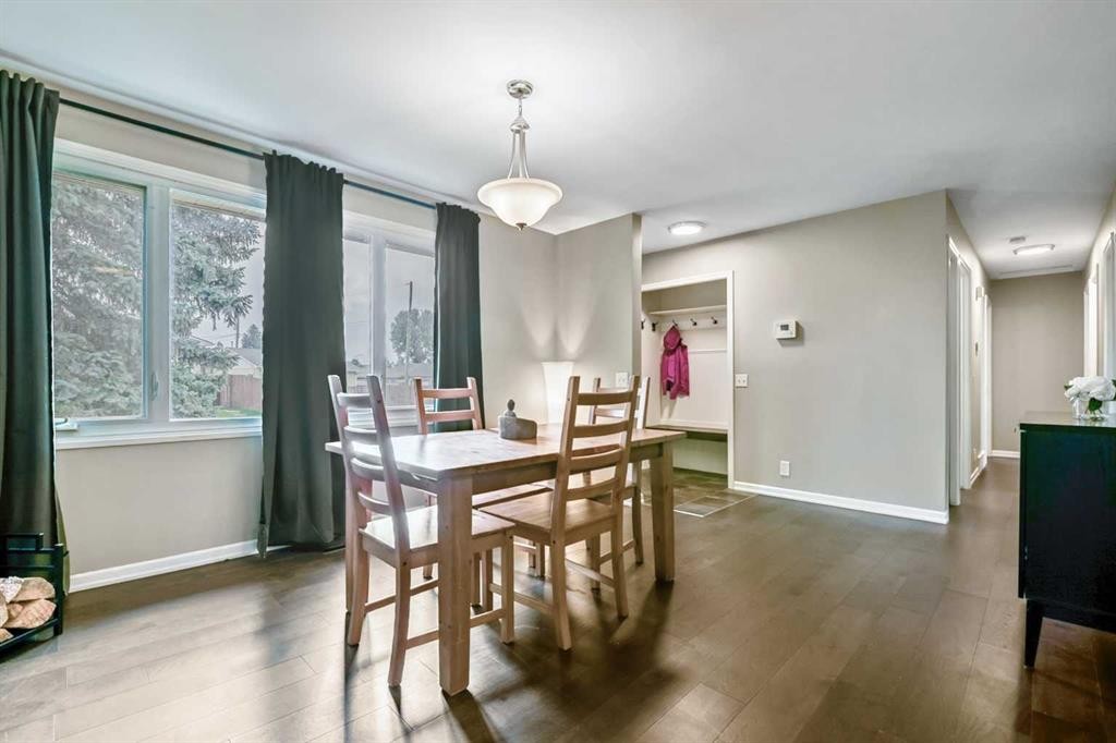 135 Manora Hill Ne, Calgary, AB - Indoor Photo Showing Dining Room