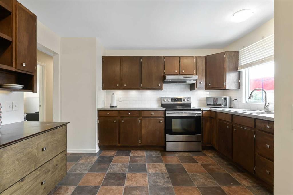 135 Manora Hill Ne, Calgary, AB - Indoor Photo Showing Kitchen